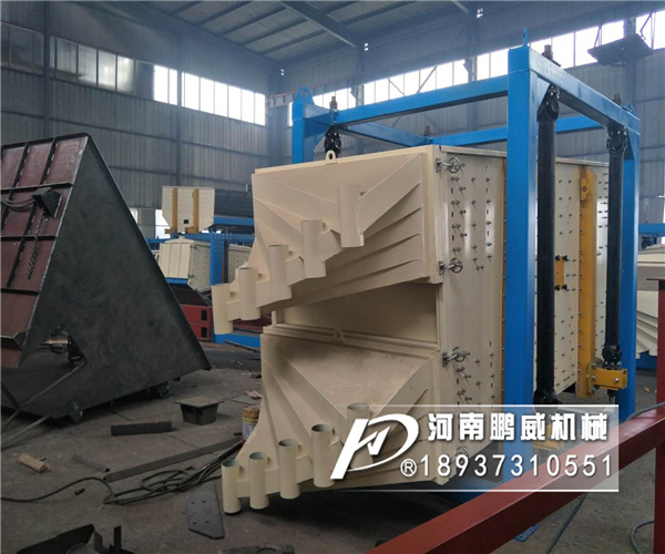 2040方形摇摆筛客户筛分石英砂使用现场
